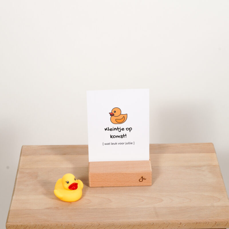 Cadeaupakket zwangerschap met houten kaartenhouder en klein badeendje