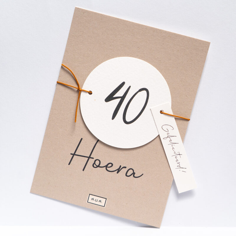 Felicitatiekaart Hoera 40 eco, met tekstlabel gefeliciteerd.